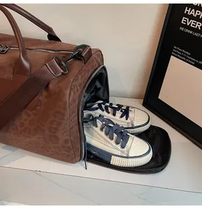 Borsone da viaggio con scomparto laterale dedicato per riporre un paio di scarpe.