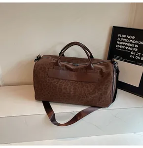 Borsa da viaggio leopardata marrone con manici robusti e tracolla regolabile