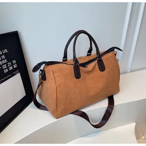 Sac de voyage élégant en cuir PU marron imperméable pour les voyages d'affaires et loisirs.