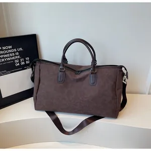 Grand sac de voyage étanche marron foncé avec bandoulière pour affaires et courts séjours