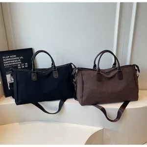 Vue détaillée des sacs de voyage imperméables noir et marron pour les affaires.