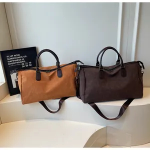 Vue détaillée de deux sacs de voyage d'affaires élégants en couleurs marron et café