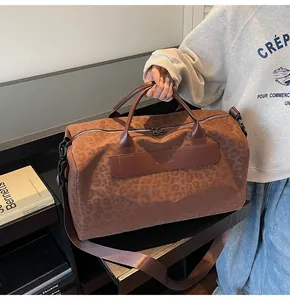 Borsa da viaggio leopardata capiente con manici in pelle e tracolla regolabile