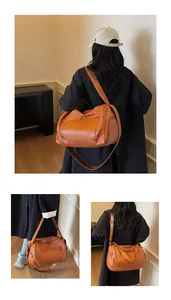 Borsa da viaggio intrecciata marrone per donna capiente in un contesto reale