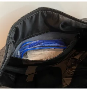Dettaglio interno della borsa da palestra in tessuto con tasca separata asciutto-umido