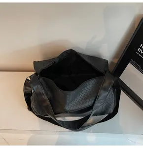 Vista dall'alto di una grande borsa sportiva intrecciata nera con interno spazioso