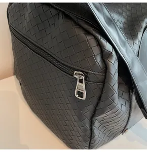 Dettaglio della trama intrecciata di alta qualità e della zip sulla borsa nera