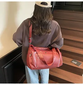 Elegante borsa da viaggio intrecciata rossa a spalla per palestra, scuola e fine settimana