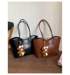 Grands sacs fourre-tout tendance noir et marron avec d'adorables breloques en forme d'ours.