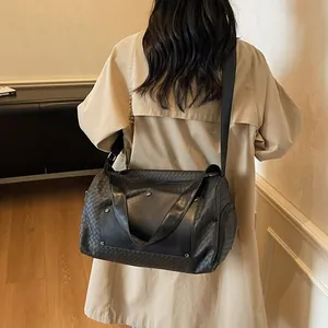 Borsa da Viaggio Intrecciata a Grande Capacità per Donna Moda Borsa Sportiva in Pelle PU con Rivetti Borsa a Tracolla per Palestra