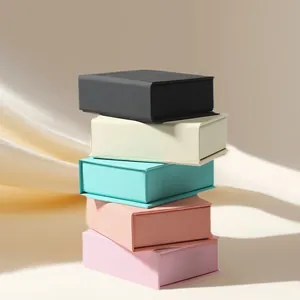 Pila vertical de cajas de joyería magnéticas tipo libro en varios suaves tonos pastel