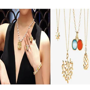 Nahaufnahme eleganter Goldschmuckkollektion und Frau mit gelber Diamantkette