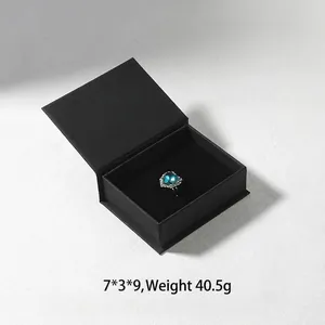 Primer plano detallado de la caja de regalo para joyas negra magnética tipo libro