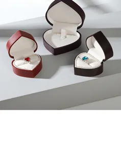Herzförmige Schmuckschatullen in Rot, Lila und Schwarz mit elegantem Samtfutter.