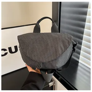 Bolso bandolera elegante de estilo japonés con patrón de cuadrícula negra y hebilla