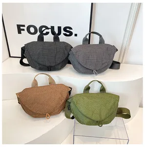 Vista detallada de bolsos bandolera informales de lona a cuadros en cuatro colores