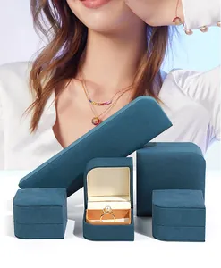 Premium Schmuckschatullen aus blauem Samt für Ringe und Halsketten mit eleganter Textur