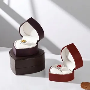 Herzförmiges Ringbox-Set aus Samt für Heiratsanträge in Burgund und Braun