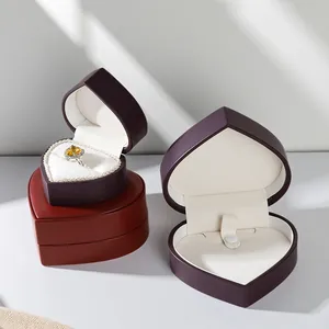 Elegante herzförmige Schmuckschatullen aus Leder mit weichem beflocktem Innenfutter für Ringe
