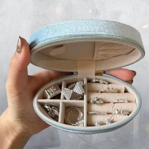 Eleganter mini ovaler Samt-Schmuckkasten für Ringe und Ohrringe in Hellblau