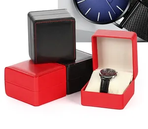 Dettaglio di scatole per orologi in pelle PU rosse e nere con morbidi cuscini bianchi