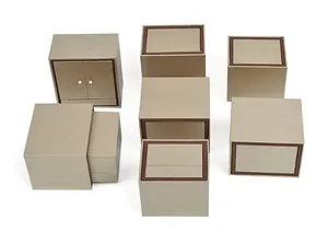 Vari stili di scatole regalo per gioielli in carta beige per anelli e collane