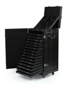 Vue détaillée d'un coffret trolley à bijoux en croco noir avec tiroirs multicouches