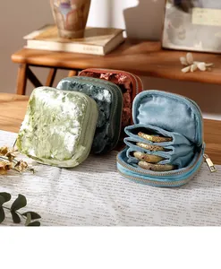 Primer plano de una bolsa de terciopelo para joyas con cinco compartimentos internos