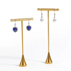 Detailansicht von zwei eleganten goldenen Metall-T-Ohrringständer in verschiedenen Höhen