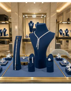 Luxuriöses Schmuck-Display-Set auf dunkelblauen Samtständern mit Goldtablett
