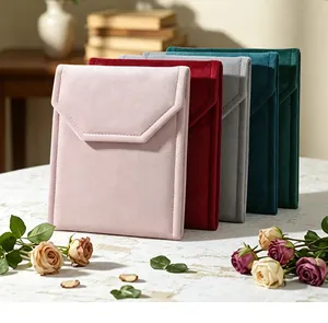 Detailansicht mehrfarbiger Samt-Schmuckbeutel für elegante Geschenkverpackung