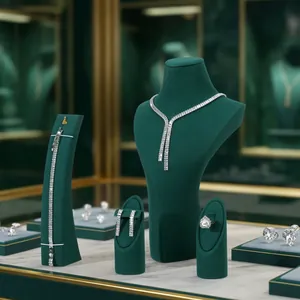 Luxuriöses smaragdgrünes Samt-Schmuckdisplay-Set mit silbernen Ketten und Ringen