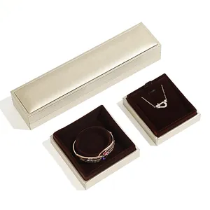 Elegante champagnegouden sieradendoosjes voor kettingen en armbanden.