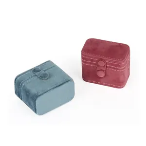 Twee mini fluwelen juwelendoosjes in blauw en bordeaux voor ringen en oorbellen