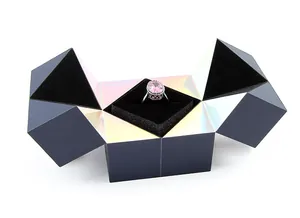 Vista detallada del joyero cubo mágico abierto con un elegante anillo de color rosa