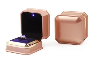 Elegante scatola per gioielli ottagonale oro rosa con luce LED interna per anelli