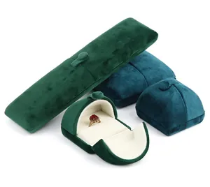 Varie dimensioni di scatole portagioie in velluto verde e blu con bottone a pressione