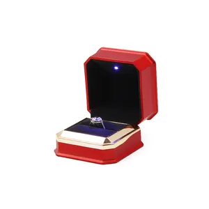 Elegante scatola portagioie ottagonale rossa con luce LED per anelli di pregio