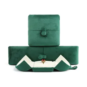 Set di lussuosi portagioie in velluto verde smeraldo con chiusura a bottone a pressione