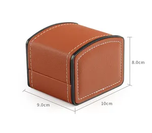 Braune PU-Leder Uhrenbox mit Maßen 10x9x8 cm und weißen Ziernähten, Detailansicht.