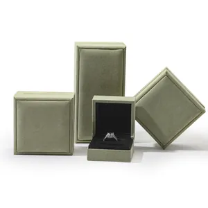 Elegante juego de joyeros de gamuza verde para anillos y colgantes con interior de terciopelo