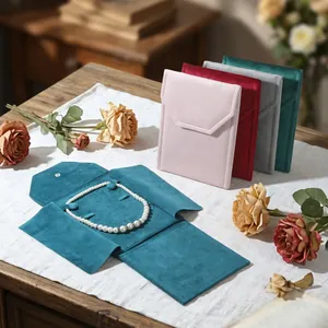 Elegante Geschenkbeutel aus Samt für Perlenketten in verschiedenen Farben zur Aufbewahrung.