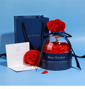 Elegante blaue Schmuck-Geschenkbox mit roten Rosen, passender Tasche und Grußkarte.