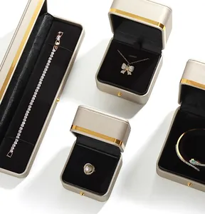 Detailansicht hochwertiger beiger PU-Leder-Schmuckschatullen mit elegantem Goldrand und Futter
