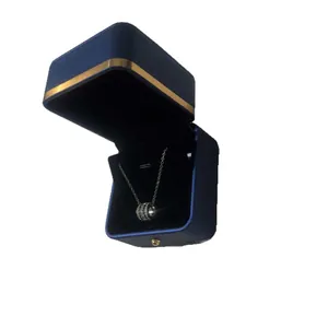 Elegante scatola per gioielli in pelle PU blu scuro con bordo dorato e collana in pavé