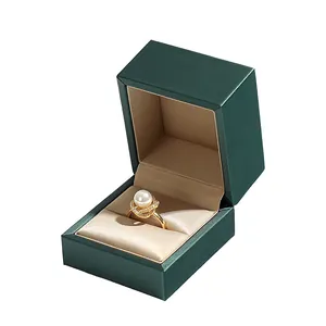 Boîte à bagues de luxe en cuir PU brossé vert foncé avec intérieur en satin champagne