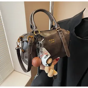 Detailansicht der dunkelbraunen Vintage-Boston-Tasche mit Bären-Schlüsselanhänger