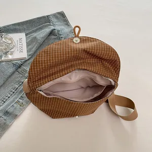 Bolso bandolera de lona a cuadros marrón con cierre magnético y bolsillo interno cremallera.
