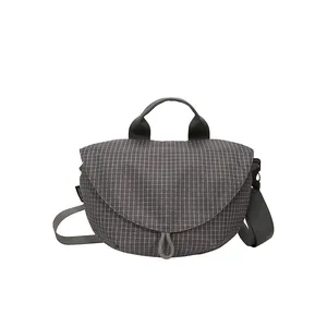 Bolso bandolera impermeable informal con patrón de rejilla gris y cierre magnético