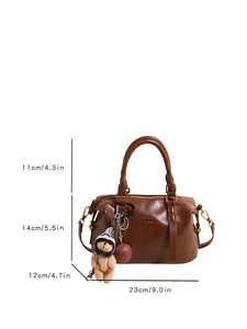 Detaillierte Größenübersicht für braune Vintage-Boston-Tasche mit Anhänger.